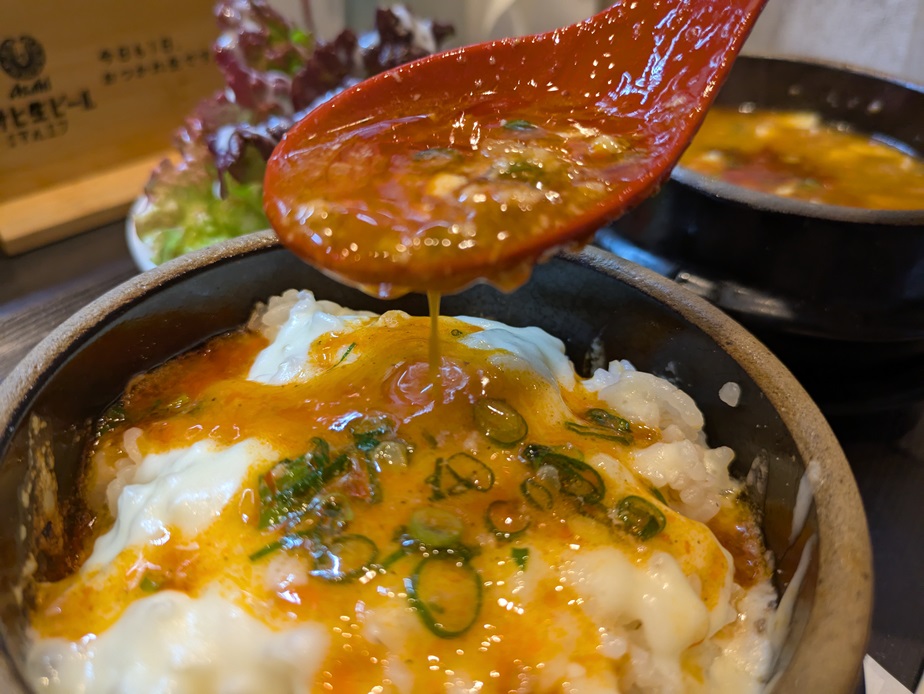 チーズごはんに麻婆豆腐をかける